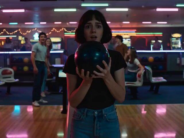 プロンプトのプレビュー: ネオン輝くボウリング場でのホラーシークエンス