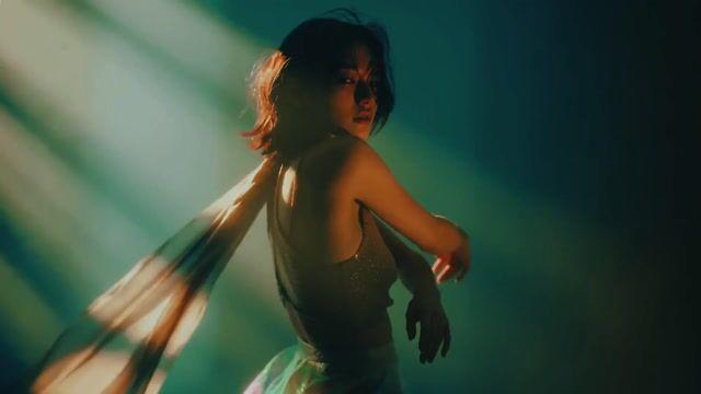 プロンプトのプレビュー: シネマティックなハイファッション・ダンスパフォーマンス