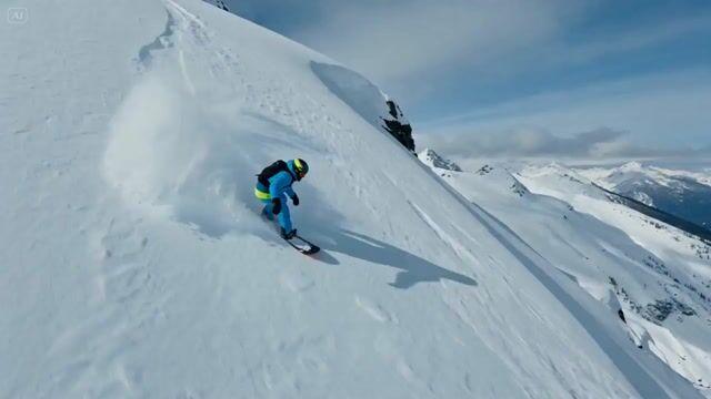 提示词预览: 单板滑雪者雪崩逃生提示词