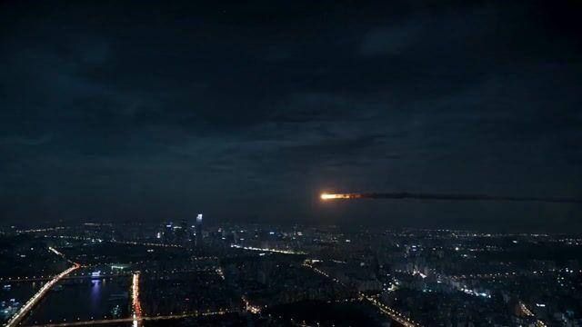 プロンプトのプレビュー: 映画『アステロイド・シティ』の衝突シーン