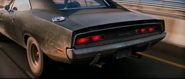 プロンプトのプレビュー: トランスフォーマー変形シネマティックシーケンス