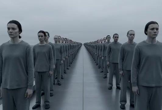 プロンプトのプレビュー: 暗いコンベアベルトのミステリー