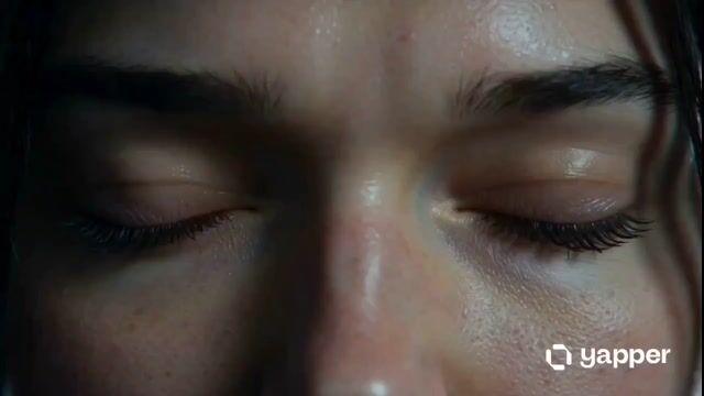 プロンプトのプレビュー: ネオンシティの屋上アクションシークエンス