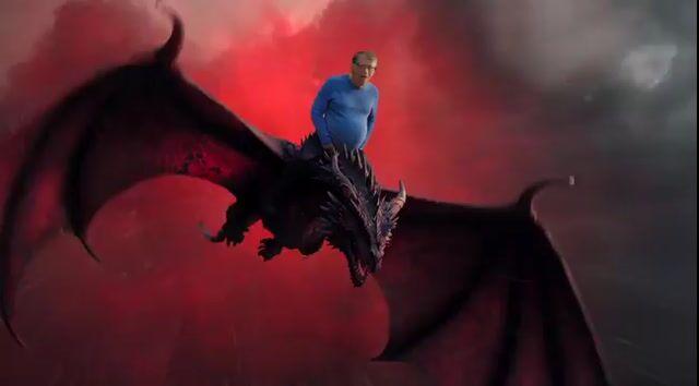 Pré-visualização do prompt: Bill Gates grávido montado em um dragão