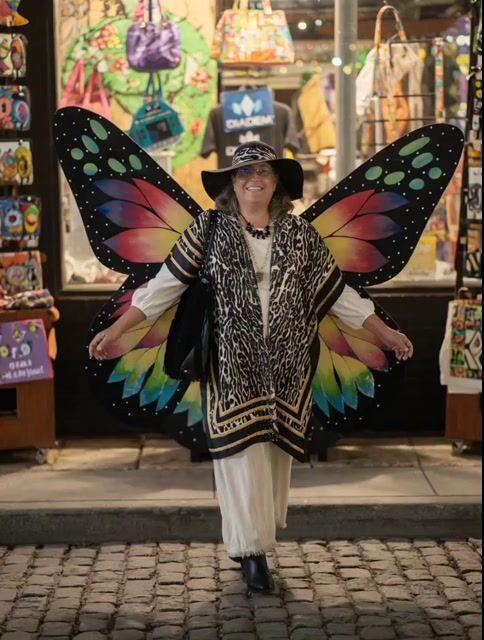 Vista previa del prompt: Mujer volando desde un banco de mariposa