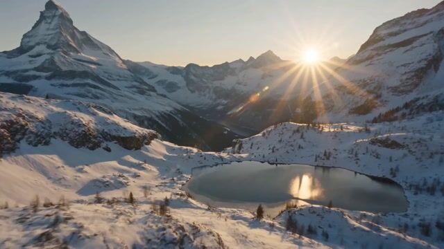 プロンプトのプレビュー: スイスアルプスの雪崩のシネマティックショット