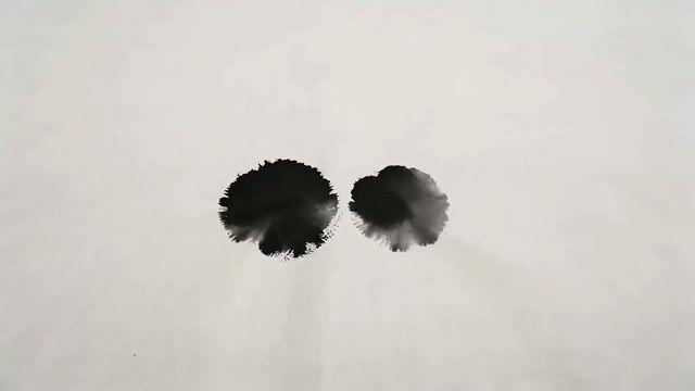 プロンプトのプレビュー: ネオチャイニーズ武侠水墨画風戦闘:黒墨の戦士 vs. 赤い暗殺者