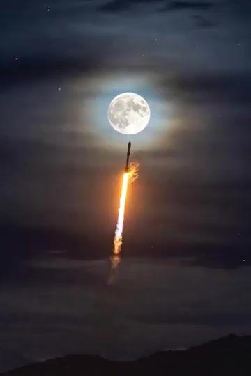 ตัวอย่างพรีวิวพรอมต์: Rocket Launching to Moon Video