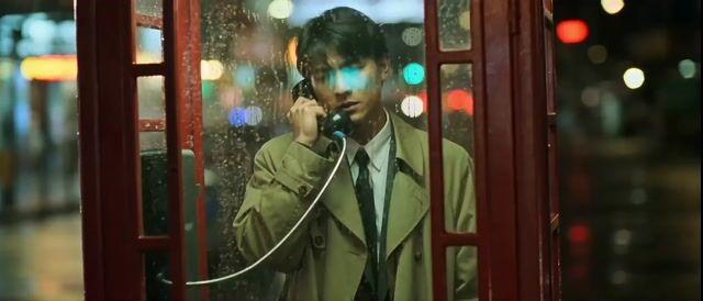 プロンプトのプレビュー: ウォン・カーウァイ風の雨の日の電話ボックスのシーン