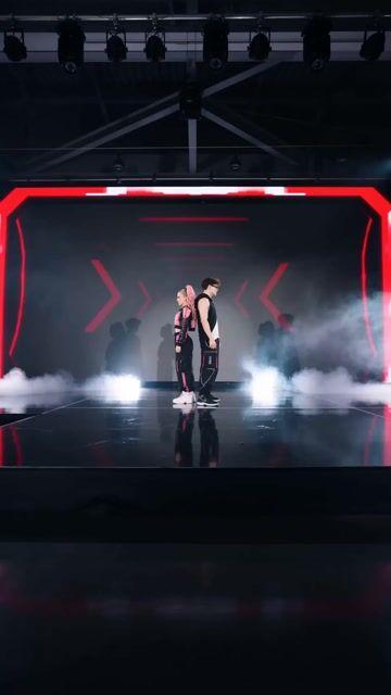 프롬프트 미리보기: 팝 아이돌 콘서트 듀오