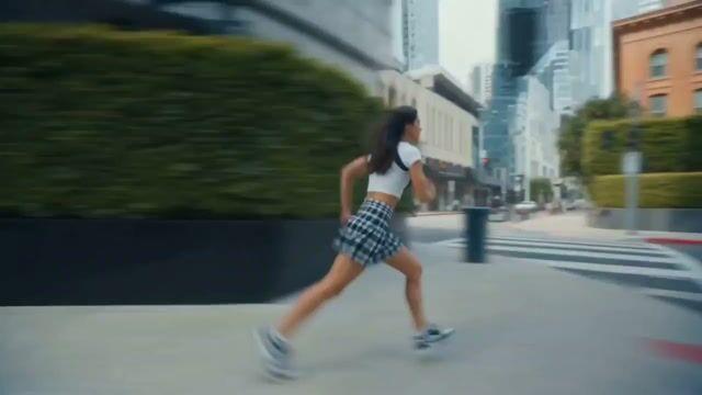 プロンプトのプレビュー: ハイパーダイナミックなアーバンストリートウェア動画プロンプト