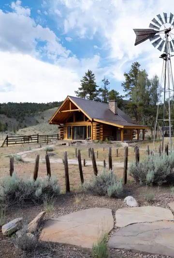 İstem önizlemesi: Wyoming, Forty Rod Flat'te modern kütük ev