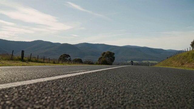 プロンプトのプレビュー: 高速バイクのシネマティックショット