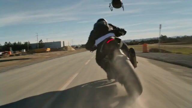 プロンプトのプレビュー: 高速バイクチェイスの動画生成プロンプト
