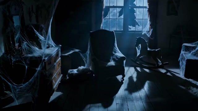 プロンプトのプレビュー: ヴィクトリア朝の屋根裏部屋のホラー人形