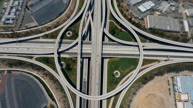 プロンプトのプレビュー: Bending Perspective Freeway Zoom