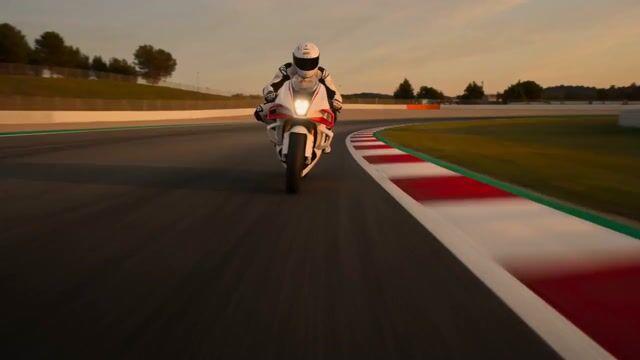 Pratinjau prompt: Superbike Racing Sunset Sequence