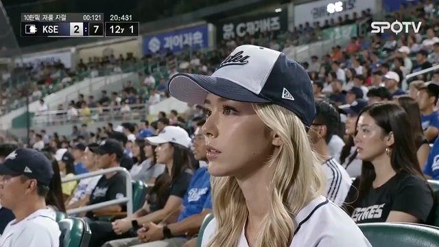 提示词预览: KBO 棒球赛球迷惊喜瞬间