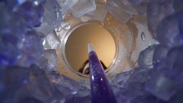 プロンプトのプレビュー: スラッシーカップの内側からの POV ショット