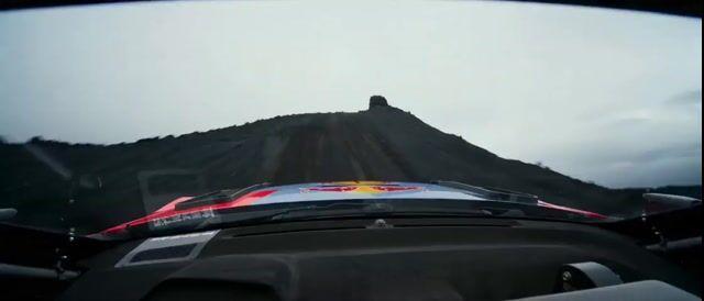 プロンプトのプレビュー: 溶岩原を走るラリートラック