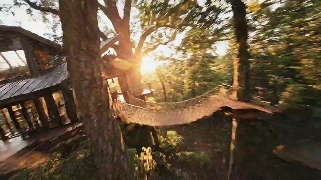 ตัวอย่างพรีวิวพรอมต์: การบิน FPV แบบ Cinematic ผ่านบ้านต้นไม้ที่สมจริงสุด ๆ