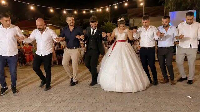 プロンプトのプレビュー: シネマティックなトルコ風結婚式のお祝い