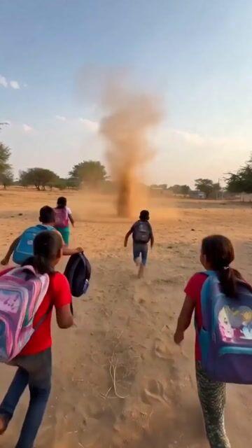 Prévia do prompt: Vídeo viral de redemoinho no parquinho