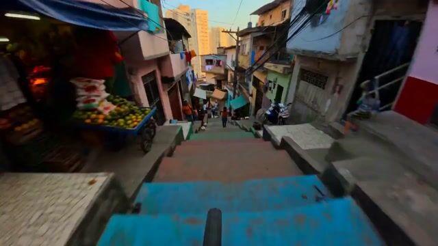 ตัวอย่างพรีวิวพรอมต์: พรอมต์วิดีโอปั่นจักรยานลงเขาแบบ POV สุดระห่ำ