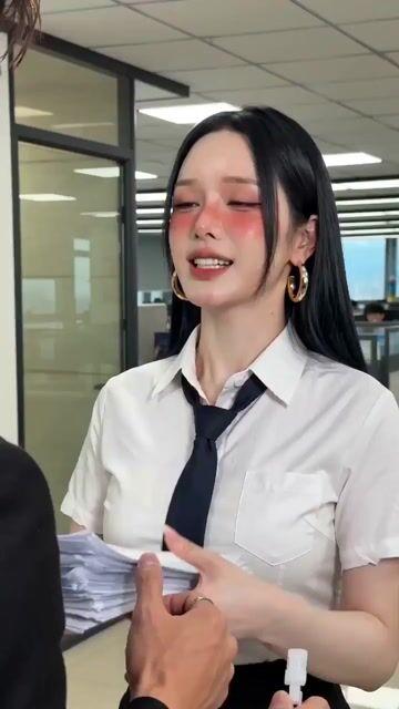 プロンプトのプレビュー: ショートコメディスケッチ:「会社を家だと思え」