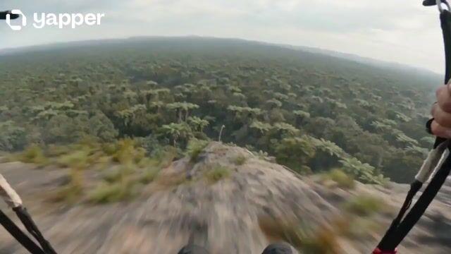 プロンプトのプレビュー: 先史時代の POV パラグライダー・アクション
