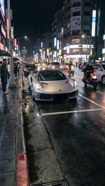 プロンプトのプレビュー: シルバーの Lotus Evija が夜の街を駆け抜けるドリフト