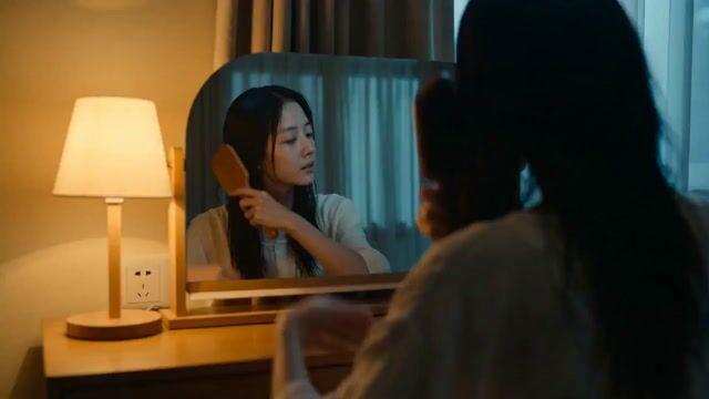プロンプトのプレビュー: 鏡に映る恐怖:サスペンスホラーシーン