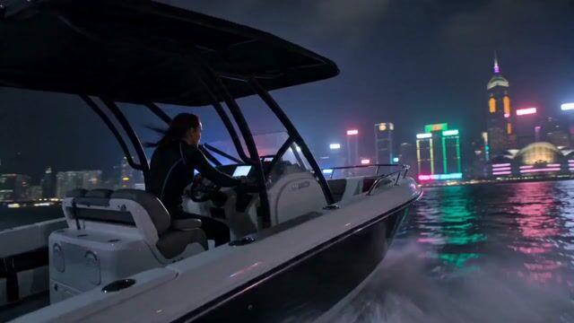 提示詞預覽: 香港海港高速快艇追逐