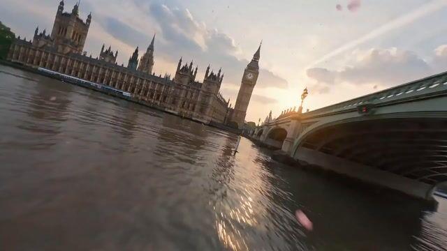 プロンプトのプレビュー: 満開のロンドンを舞台にしたシネマティックな映像