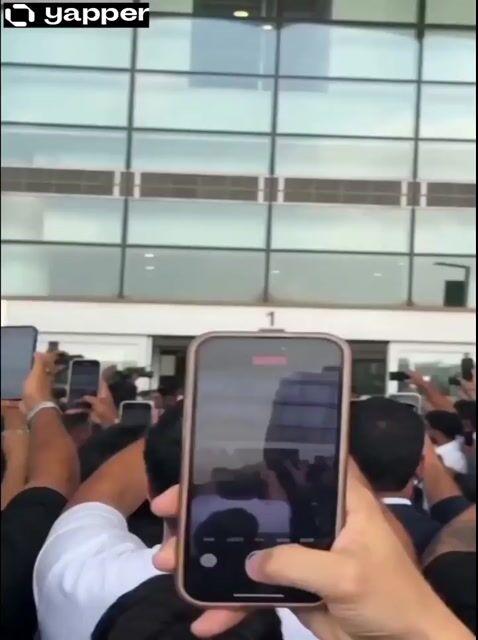 プロンプトのプレビュー: インド人セレブリティの空港到着