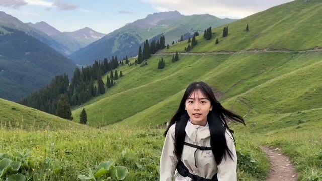 プロンプトのプレビュー: 映画のような山岳ハイキングの冒険