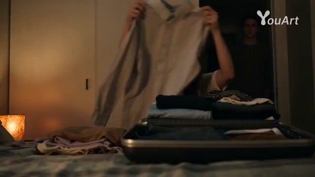 プロンプトのプレビュー: ロマンティック・ドラマ:アパートでの別れ