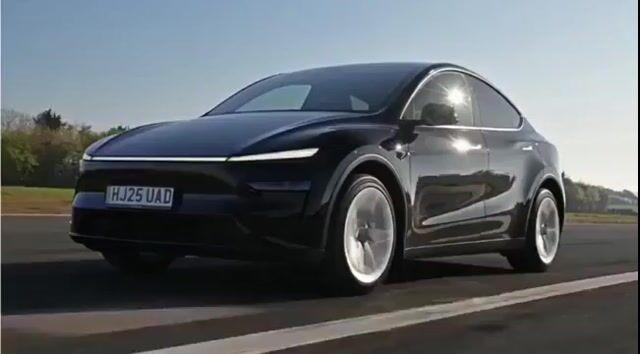 Pré-visualização do prompt: Elon Musk diz: 'isso vai virar um filme um dia!'