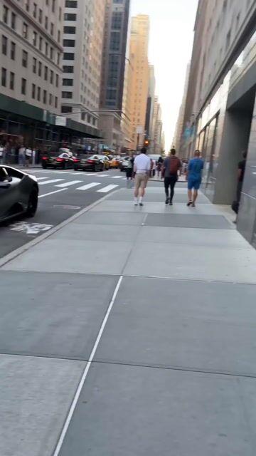 プロンプトのプレビュー: マンハッタンの路上を走るスーパーカーの POV 映像