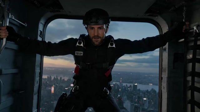 プロンプトのプレビュー: 垂直アクション挿入:タクティカル・クーリエ・フリーフォール