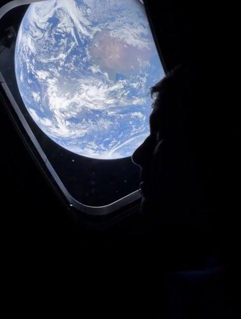 Pré-visualização do prompt: Prompt para o Grok Imagine: Anime uma cena espacial cinematográfica
