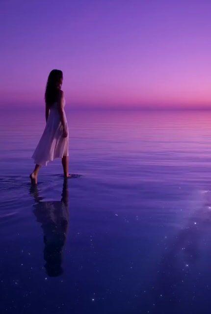 Promptvoorbeeld: Lonely Traveler on a Glassy Sea Prompt