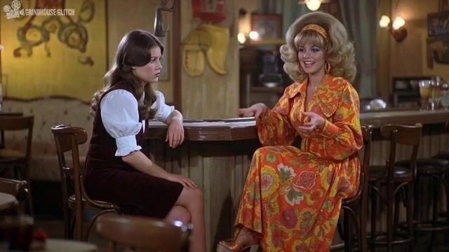 İstem önizlemesi: 2000'ler dönemi 1970'ler tarzı Amerikan sitcom sahnesi