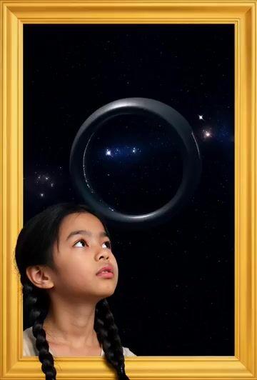 Prompt-Vorschau: Goldener Rahmen mit Mädchen und torusförmiger Weltraumkolonie