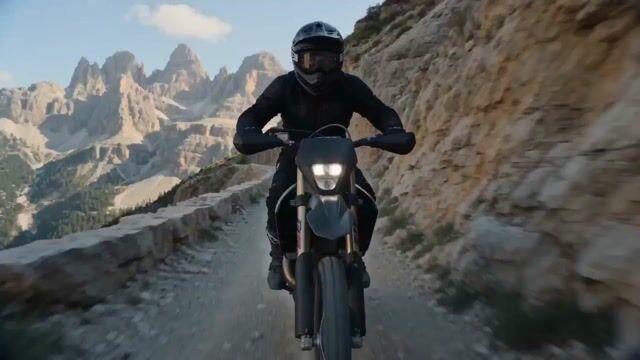 プロンプトのプレビュー: 崖沿いのトレイルを疾走するシネマティックなバイクアクション