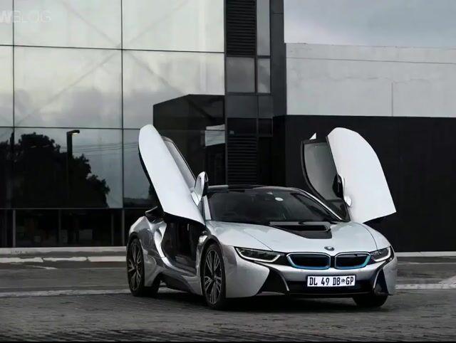 提示词预览: 电影级超现实主义:银色 BMW i8