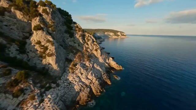 プロンプトのプレビュー: ポントス王国の古代遺跡を巡るシネマティック FPV