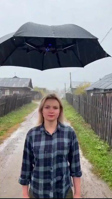 提示詞預覽: 鄉村場景:雨中漫步的女子