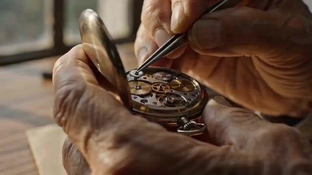 プロンプトのプレビュー: 時計職人のクローズアップ・オービット・プロンプト