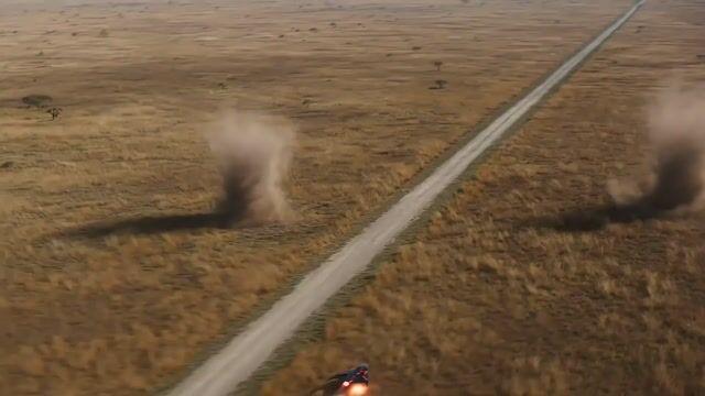 プロンプトのプレビュー: 近未来的なホバークラフトによるサバンナの追跡劇